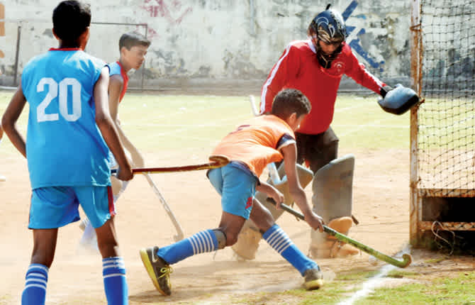 left: Goal-mouth action from the MSSA U-14  inter-school hockey semi-final between Don Bosco ‘A’ (Matunga) and Don Bosco ‘B’. pic/nimesh dave