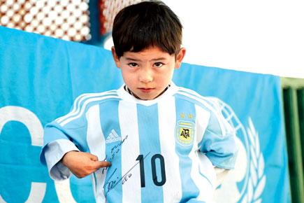 Afghan 'plastic-bag' Messi fan comes to Pakistan