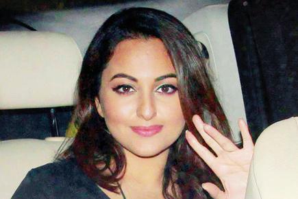 Sonakshi Sinha enjoys night-out with friends in Juhu