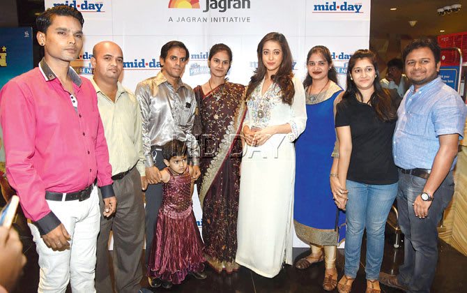 Raima Sen posing with mid-day contest winners. Pic/Nimesh Dave