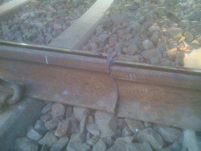 Harbour Line services delayed due to rail fracture near Wadala 