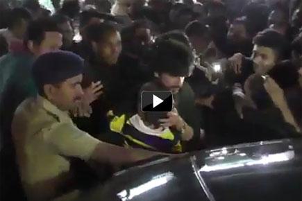 Watch video: Shah Rukh Khan and son AbRam mobbed in Gujarat
