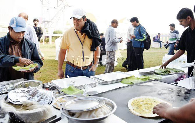 Pesi Shroff (c) at the breakfast table