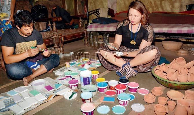 Kumbharwada potter Mitul Nathabai Chauhan and art historian Amanda Pinatih prepare design-tweaked terracotta chai glasses. Pics/Sayed Sameer Abedi