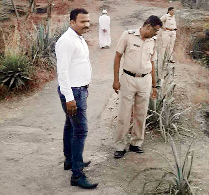 Chaturshringi cops survey the spot at Hauman Tekdi where Vijay Kamble raped the girl on Wednesday evening