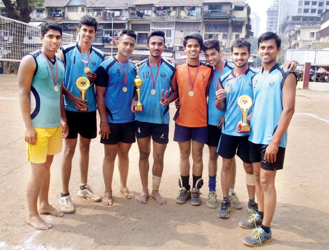 Jhunjhunwala’s spikers pose with their trophy and medals 
