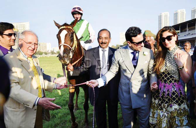 Saif and Kareena (r) with horse Desert God. trainer S Padmanabhan is next to Saif, RWITC chairman Zavaray Poonawalla is seen on the left. Pics/Shadab Khan
