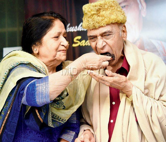 Khayyam with wife and muse Jagjit Kaur on his 90th birthday. Pics/Nimesh Dave
