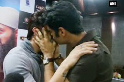 Manish Paul, Sikander Kher raise eyebrows with impromptu kiss