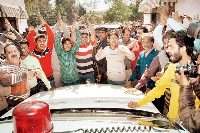 Locals block Haryana CM Manohar Lal Khattar’s car in Rohtak, unhappy with his handling of the Jat agitation crisis, during which a few women were allegedly raped near the national highway last week. Pic/PTI