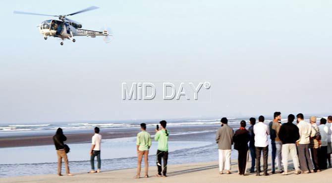 Rescue operation in progress at Murud beach after the students drowned last week. Pic/Shadab Khan