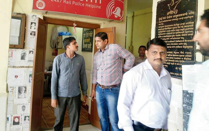 Accused Rohit Nandu (left) with a cop at Bandra GRP police station