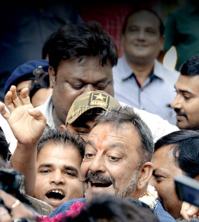 Fans swarmed around the actor after he was released from jail. Pic/Pradeep Dhivar