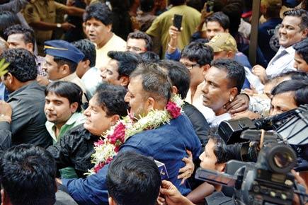 Mumbai: Pickpockets strike crowd outside Sanjay Dutt's home