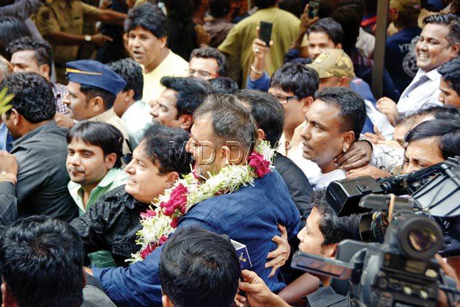 As Dutt appeared, journalists and fans alike tried to get closer to him, and in the chaos, at least 20 phones were stolen. Pic/Pradeep Dhivar
