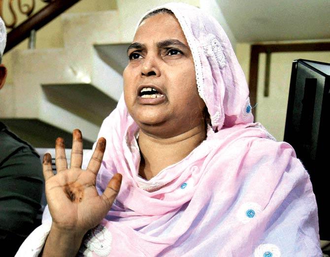 Ishrat’s mother Shamima Kausar interacts with journalists during a press conference in Thane yesterday. Pic/PTI