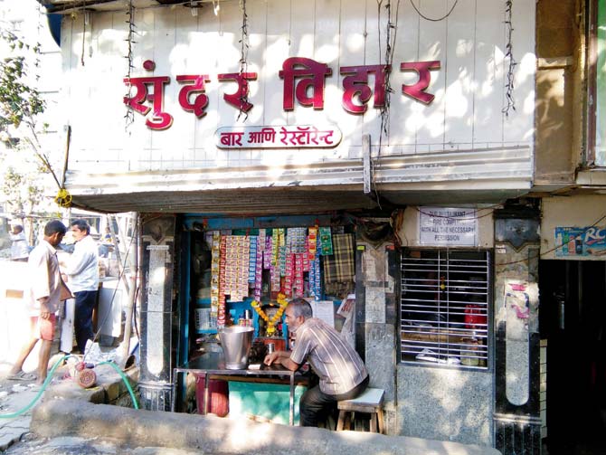 Shetty ran a paan shop next to Sundar Vihar hotel at Sion