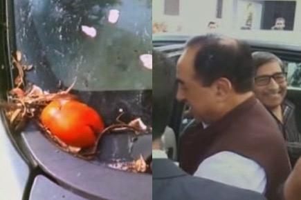 Subramanian Swamy's car pelted with eggs, tomatoes