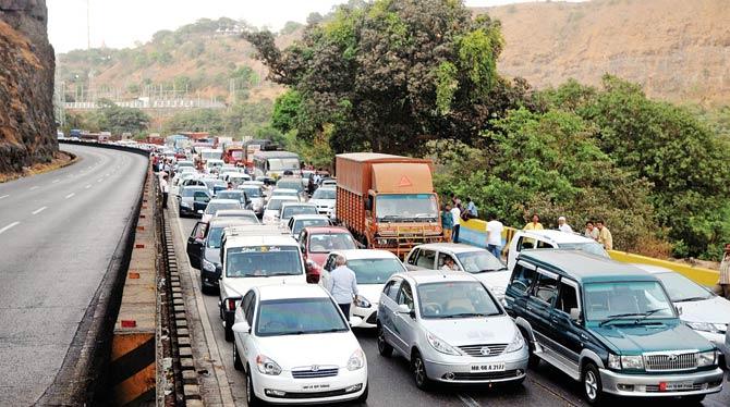 With one of the three lanes blocked for executing the repair work, ugly traffic jams are expected on the Expressway, especially during peak hours. File pic for represenatation