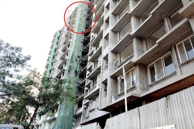 Mohammad Shamim fell from the eighth floor of the under-construction building in Borivli (East). Pic/Swarali Purohit