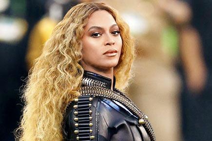 Beyonce's near-fall does not stop her from rocking at Super Bowl 50