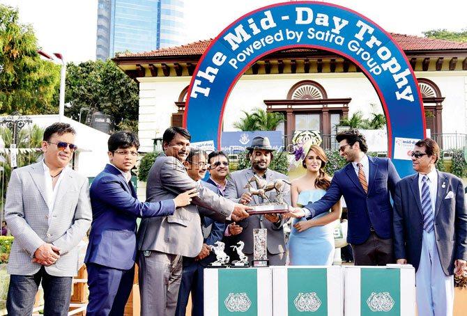 Jagran Prakashan Ltd director Shailesh Gupta extreme left, Silver Beauty owner S Shinde holding the trophy, rwitc’s media and marketing chief Vivek Jain, actors R Madhavan, Huma Qureshi, Aditya Roy Kapoor and RWITC’s Champaklal Zaveri at the prize distribution of the mid-day Trophy 2016 at Mahalaxmi Racecourse yesterday. Pics/Shadab khan