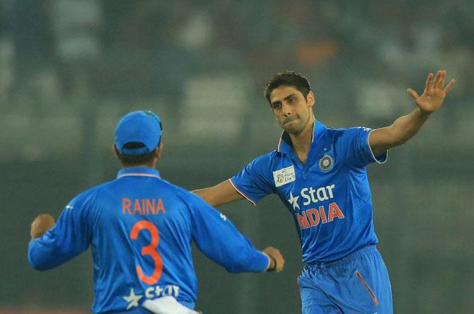 Ashish Nehra celebrates a wicket