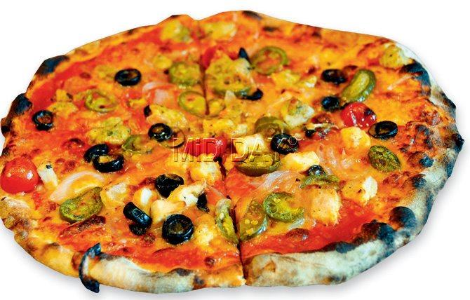 Here (left) we created our own non-veg pizza with pesto chicken, olives, and shredded mozzarella. Pics/Sayyed Sameer Abedi