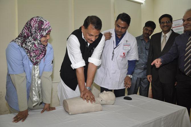 Union Minister Rajiv Pratap Rudy tries his hand at CPR