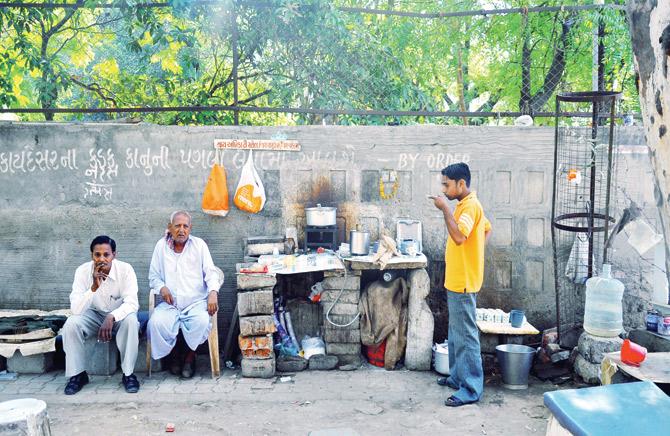 The authors were fascinated by the outer wall of Sangath, the office of Balkrishna Doshi, that served as a tea stall, a shrine and a mobile kiosk too.  pics and illustrations courtesy/ ARA (Fanelsa, Helten, Martenson, Wertgen)