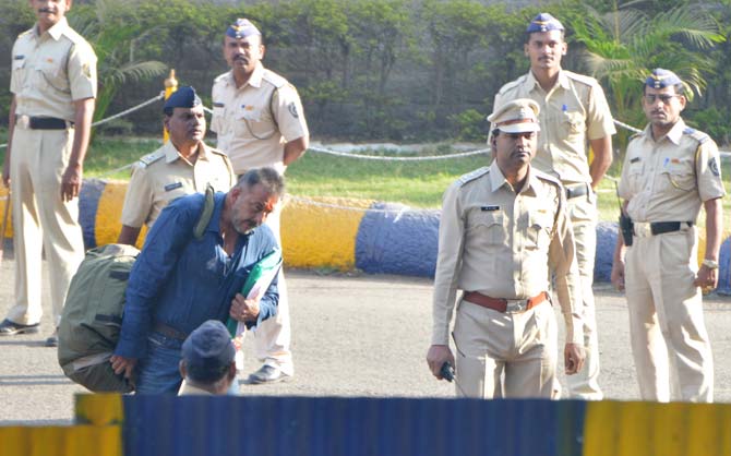 Sanjay Dutt walks out of Yerawada Jail following his release. Pics/Yogen Shah