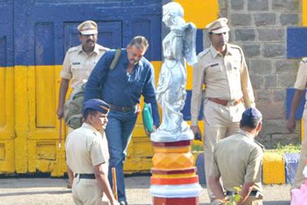 Sanjay Dutt leaves Yerawada Jail with a salute to national flag