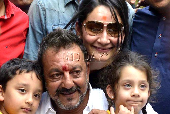 Sanjay Dutt with wife Manyataand and childrens