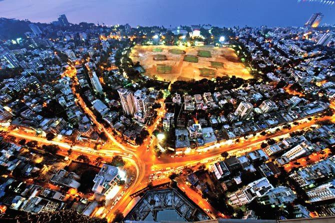 Shivaji Park, a lone patch of green, sits like a vortex of a dormant volcano of urbanisation, waiting to erupt. Photograph: Rane Ashish. Location courtesy/ Kohinoor Square