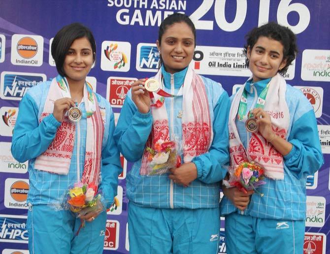 Gold medal winner Sweta Singh (center), silver medal winner Heena Sidhu (L) and bronze medal winner Yashaswini Singh Deswal of India at the presentation ceremony