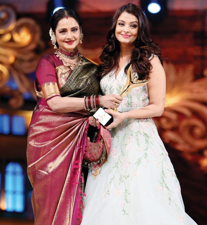Rekha gives away an award to Aishwarya Rai Bachchan