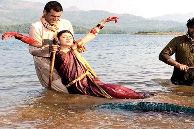 Divyanka Tripathi during the crocodile combat sequence in Yeh Hai Mohabbatein