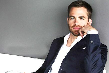 Chris Pine 'parties with 15 girls' on night out