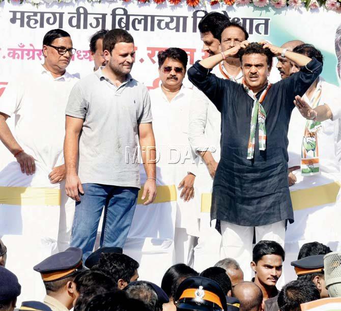 Rahul Gandhi and Sanjay Nirupam on stage in Dharavi. PIC/SHADAB KHAN