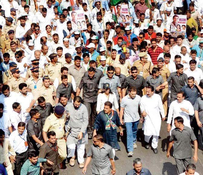 Congress Vice-President Rahul Gandhi and Baba Sidiqqui on a march from Bandra to Dharavi surrounded by Congress workers on Saturday. PIC/Sayed sameer abedi