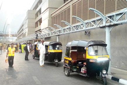 Rickshaw drivers fleece passengers outside Mumbai airport's Terminal 1A