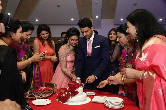 Divyanka Tripathi and Vivek Dahiya celebrate their engagement by cutting the cake