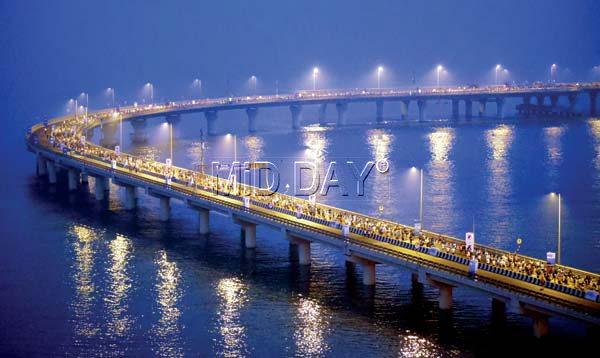 A picture postcard moment as runners stream down the Sea Link. The half marathon route was changed this year. Pic/Shadab Khan