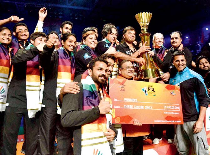 Delhi Acers pose with PBL Trophy. Pic/PTI
