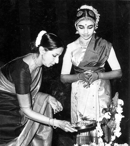 Mrinalini Sarabhai with her student Daksha Mashruwala at her arangetram in 1970