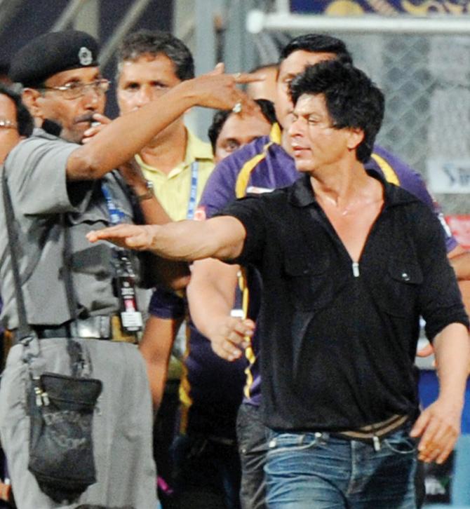 Shah Rukh Khan arguing with a Wankhede security guard on May 17, 2012. PIC/AFP