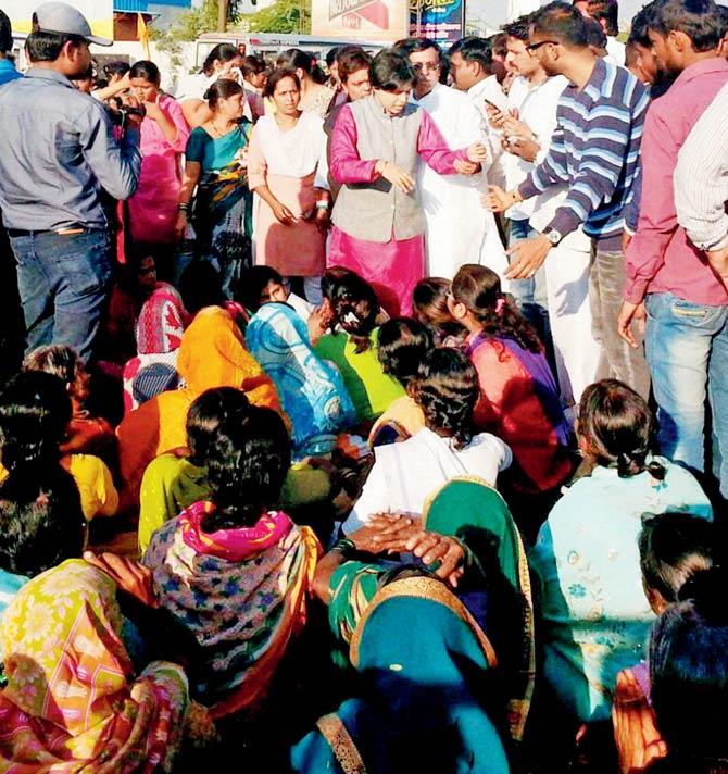 Trupti Desai (in pink) headed the protest by women, demanding the right to enter the Shani Shignapur temple, in Ahmadnagar on Tuesday. Pic/PTI