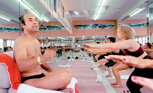 Yoga guru Bikram Choudhury instructs his yoga class in a heated room in Beverly Hills, California. pic/Getty Images 