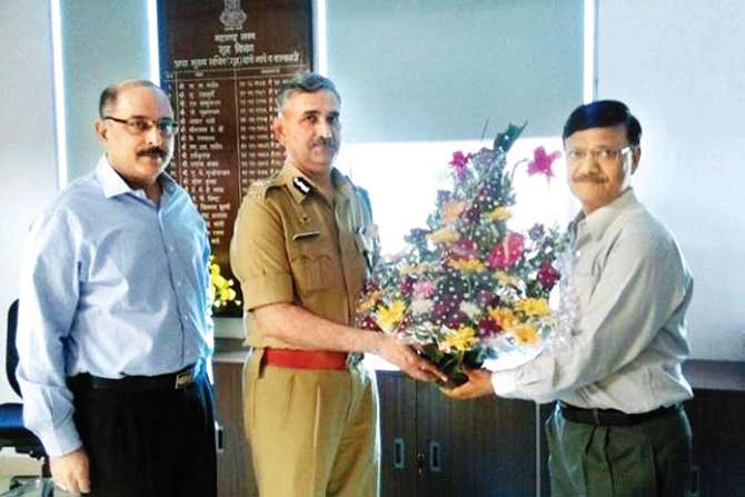 Additional director Dattatray Padsalgikar (centre) gets felicitated as new commisioner of Mumbai Police