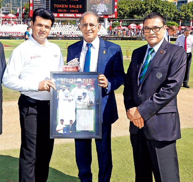  Pakistani umpire Aleem Dar receives a memento on his 100th Test from Cricket South Africa